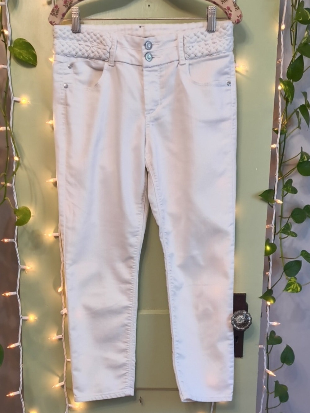 Women's Signature Studio White Cropped Braided Belt Waist Jeans 6